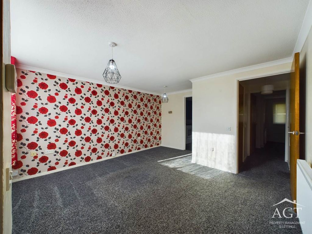 Property photo 1 of 12 Lounge