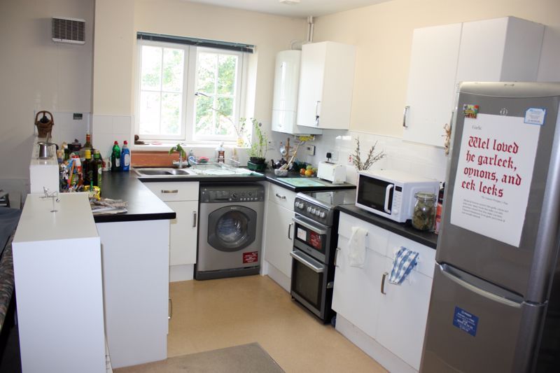 Property photo 3 of 17 Kitchen