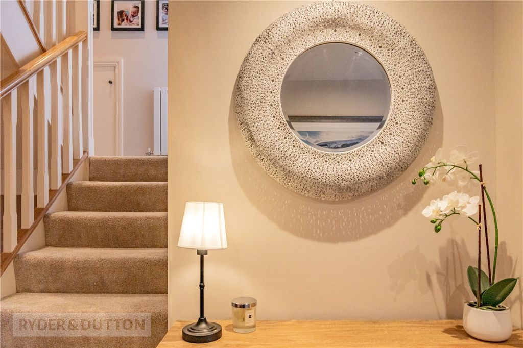 Property photo 3 of 31 Entrance Hall