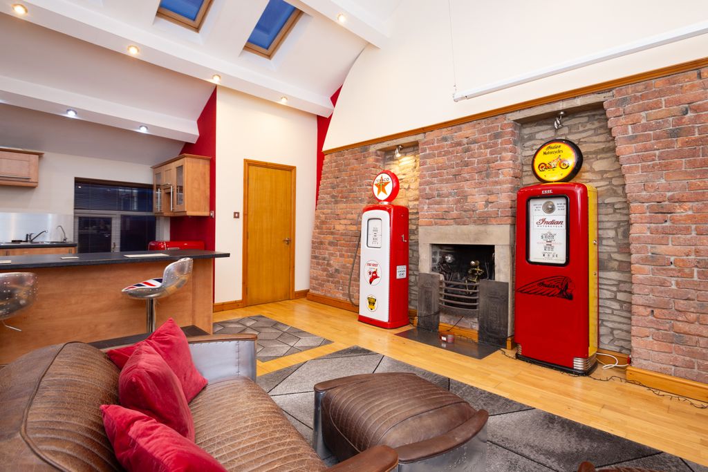 Property photo 3 of 49