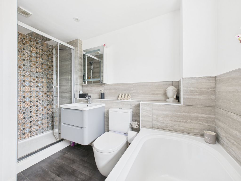 Property photo 2 of 19 Bathroom