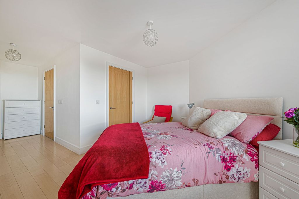 Property photo 2 of 17 Bedroom 1 (Ensuite)