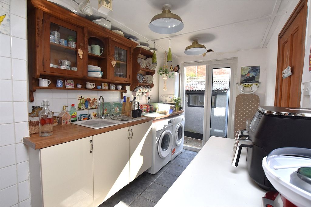 Property photo 3 of 11 Kitchen