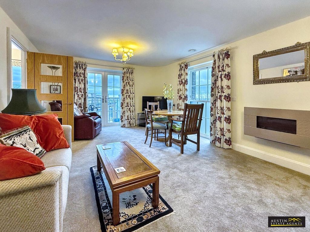 Property photo 3 of 31 Living Room