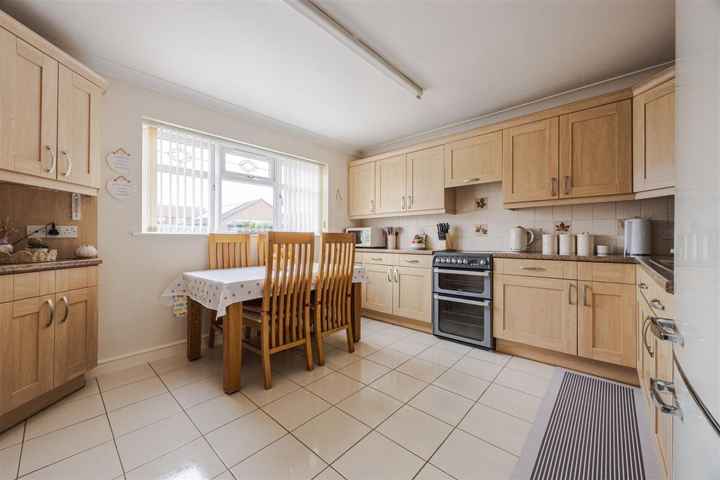 Property photo 3 of 17 Kitchen