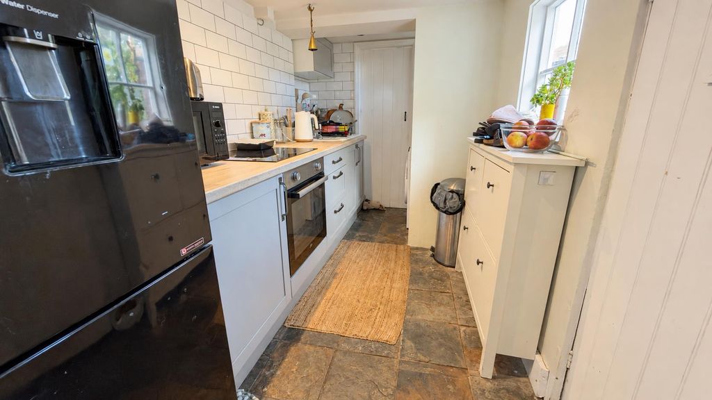 Property photo 3 of 11 Kitchen