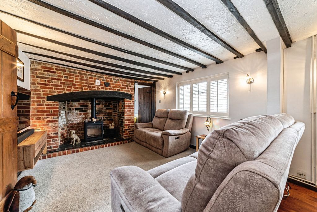 Property photo 3 of 34 Lounge