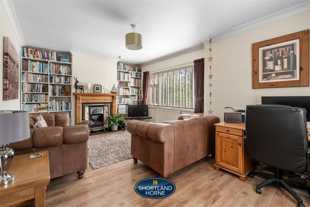 Property photo 3 of 24 93 Drayton Crescent Wm (9 Of 28).Jpg