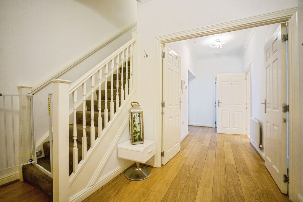 Property photo 2 of 20 Entrance Hall