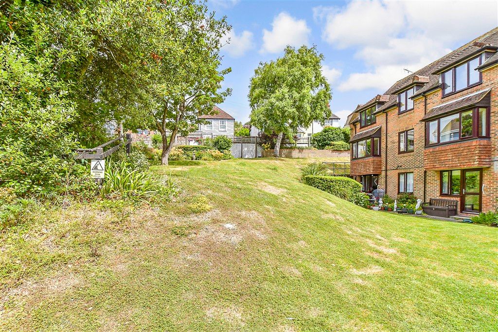 Property photo 2 of 10 Communal Gardens