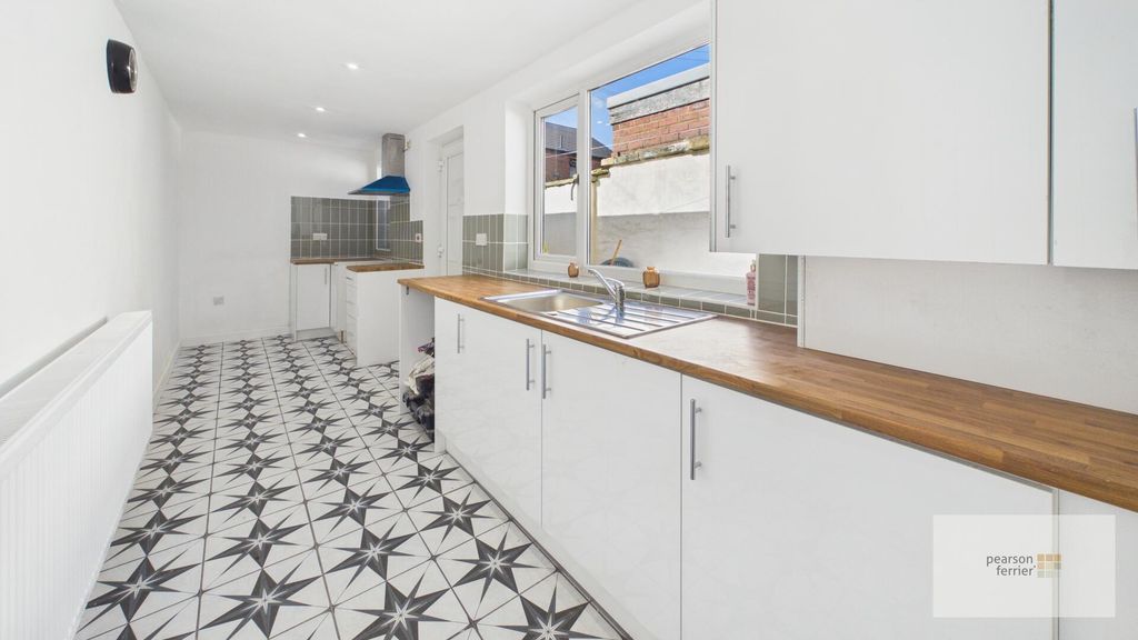 Property photo 2 of 10 Kitchen