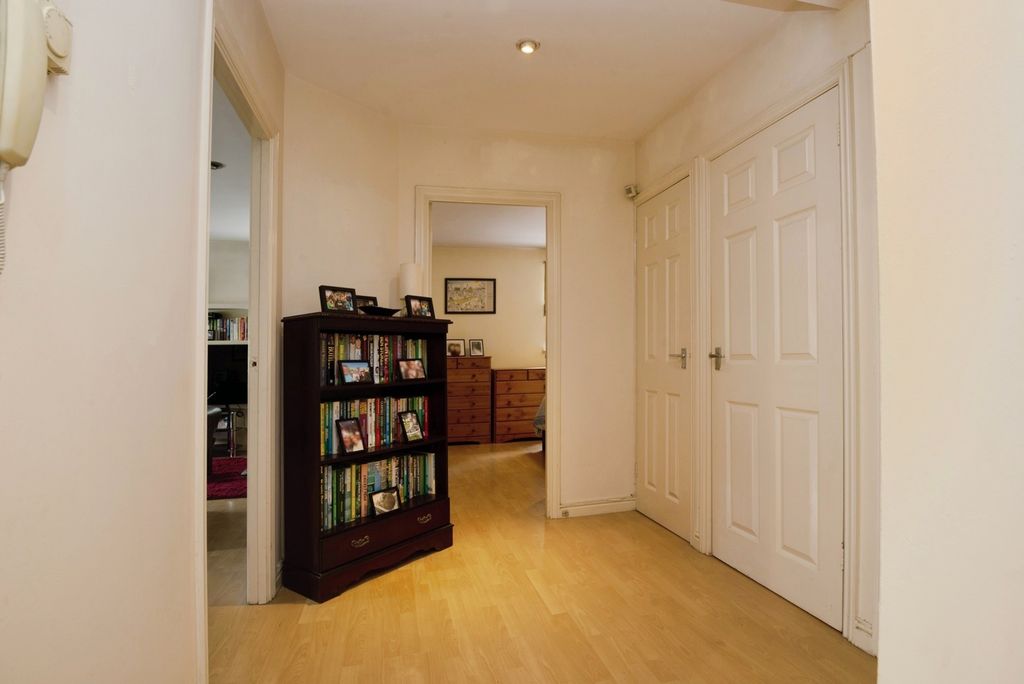 Property photo 3 of 11 Hallway