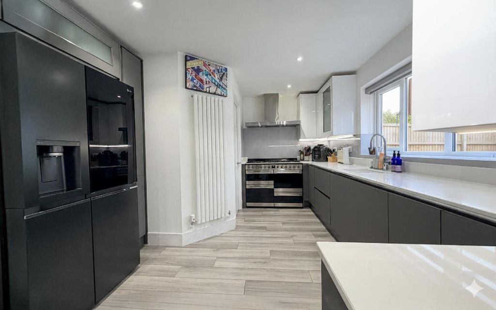 Property photo 3 of 20 Kitchen