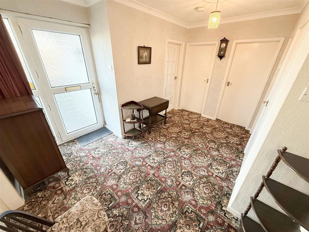 Property photo 2 of 12 Entrance Hall