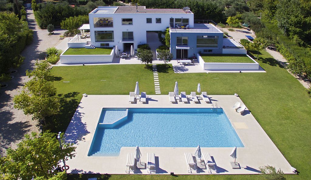 Property photo 3 of 21 Pool, Garden And House