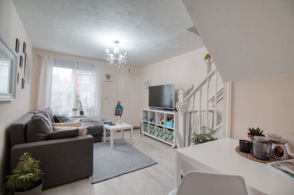 Property photo 2 of 9 Lounge