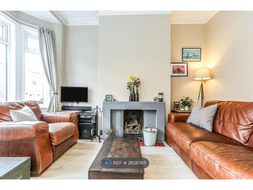 Property photo 2 of 8 Lounge