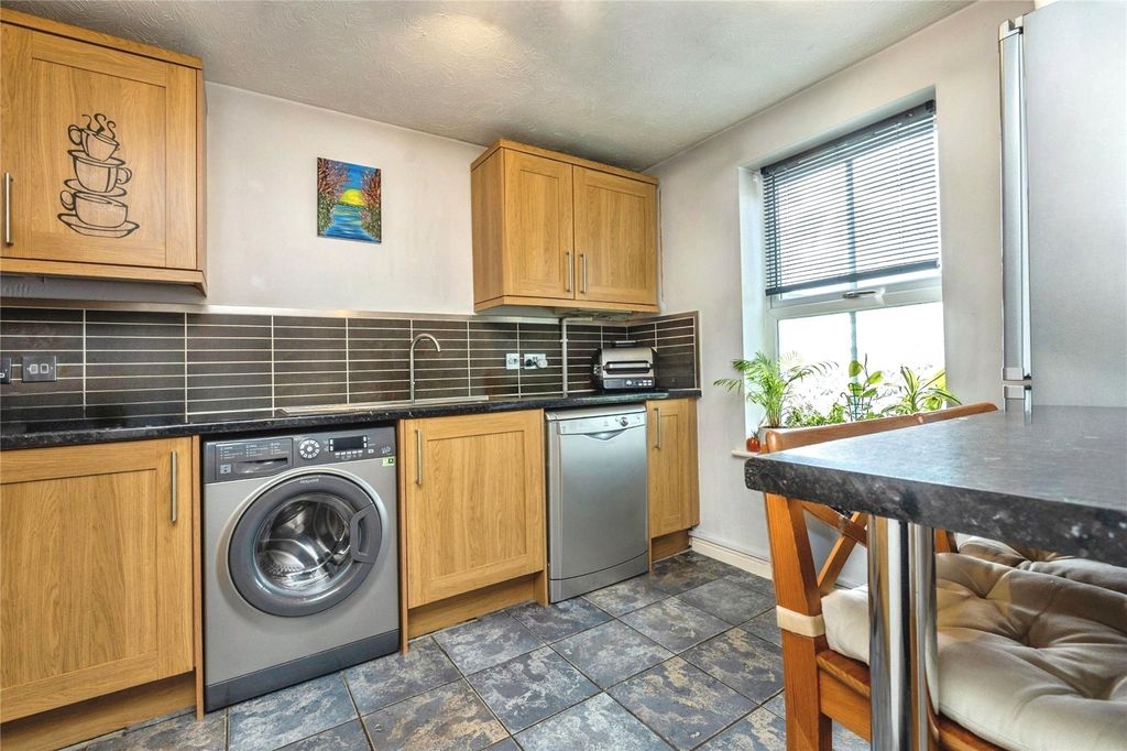 Property photo 3 of 14 Kitchen