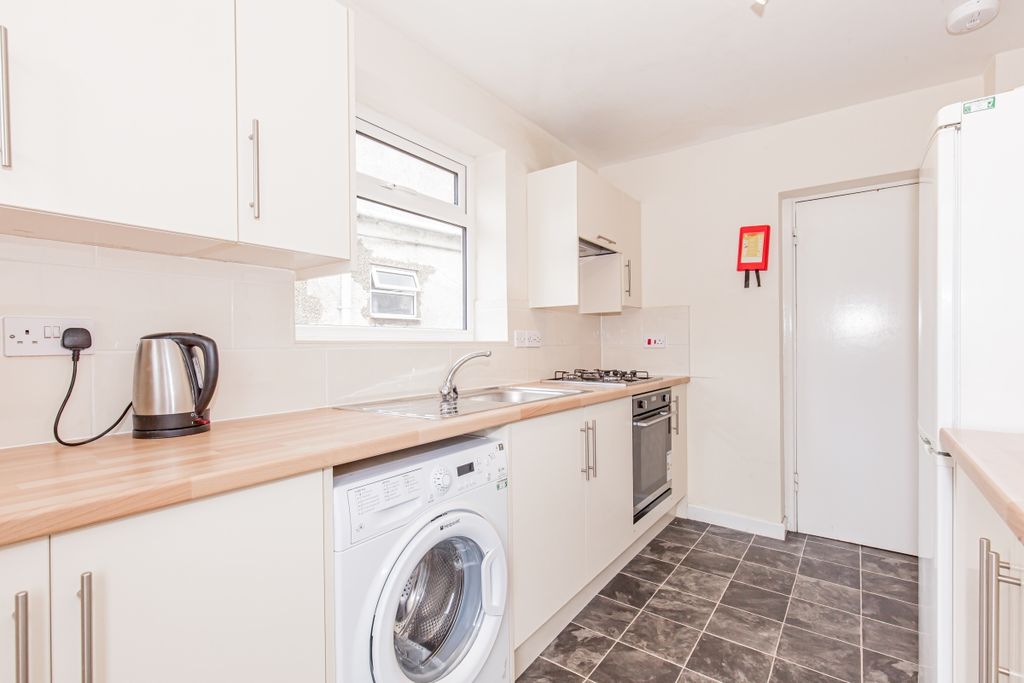 Property photo 2 of 10 Kitchen