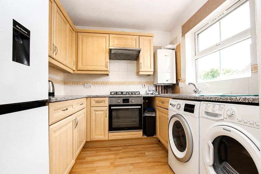 2 bed flat for saleThe Wrangle, Weston-Super-Mare, Somerset BS24 photo 5