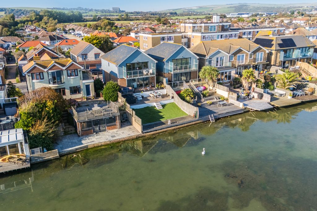 Property photo 2 of 25