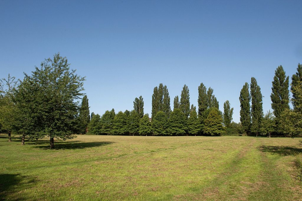 Property photo 3 of 7 Moor Park