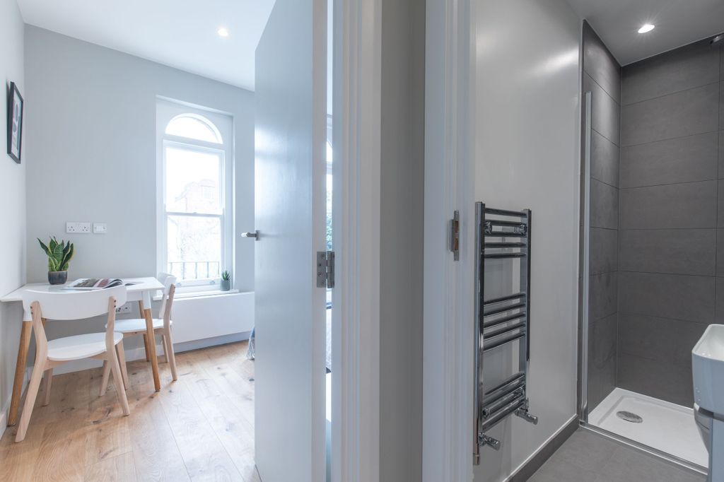 Property photo 3 of 13 Hall