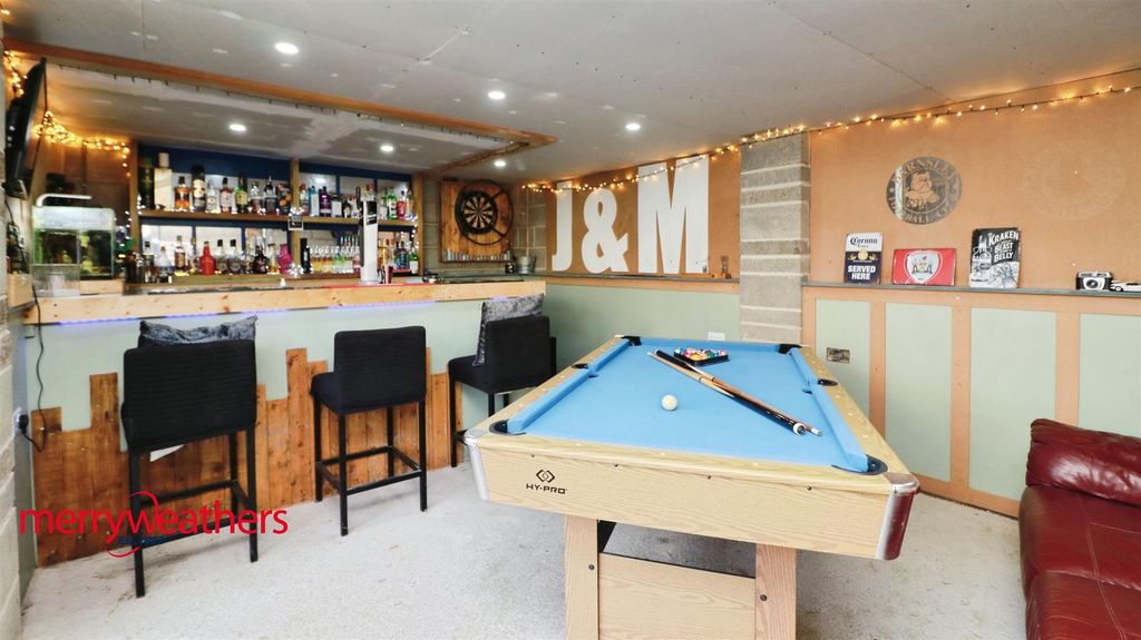 Property photo 2 of 17 Garden Room / Bar