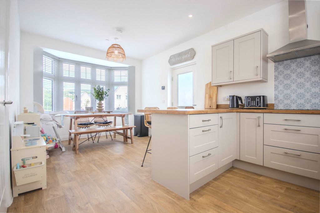 Property photo 2 of 27