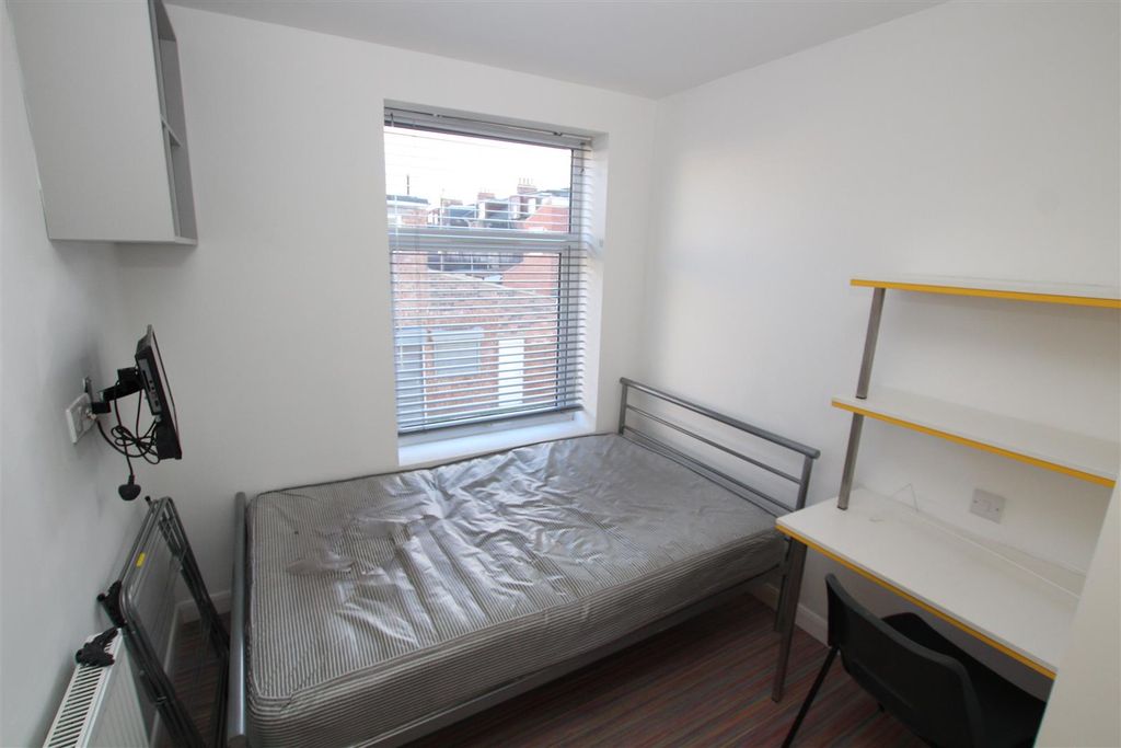 Property photo 3 of 10 Bed 5.Jpg