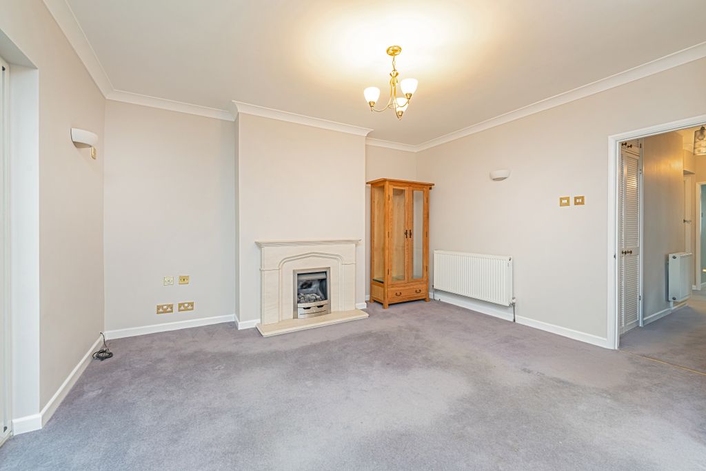 Property photo 3 of 14 28, Lime Grove, Twickenham, Greater London Tw1 1El