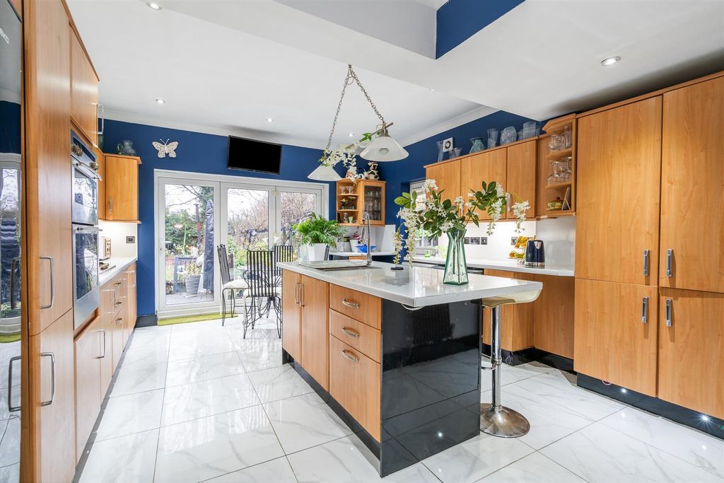 Property photo 2 of 16 167 Dovehouse Lane_2.Jpg