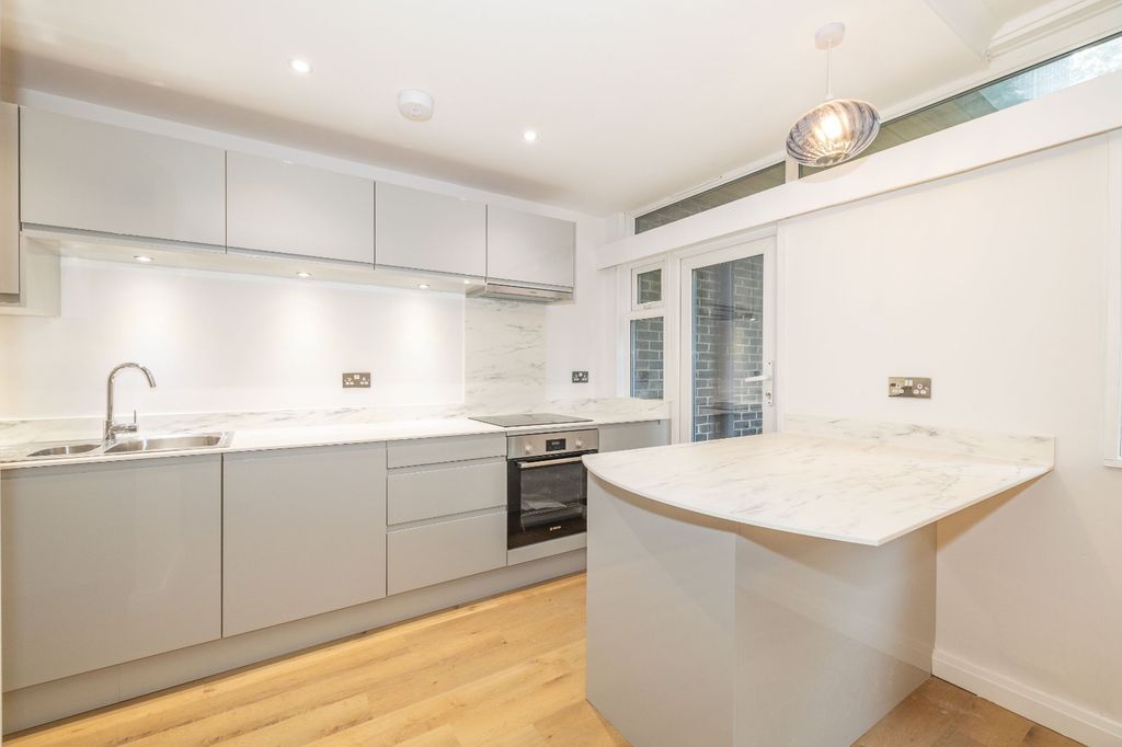 Property photo 3 of 11 Picture 3