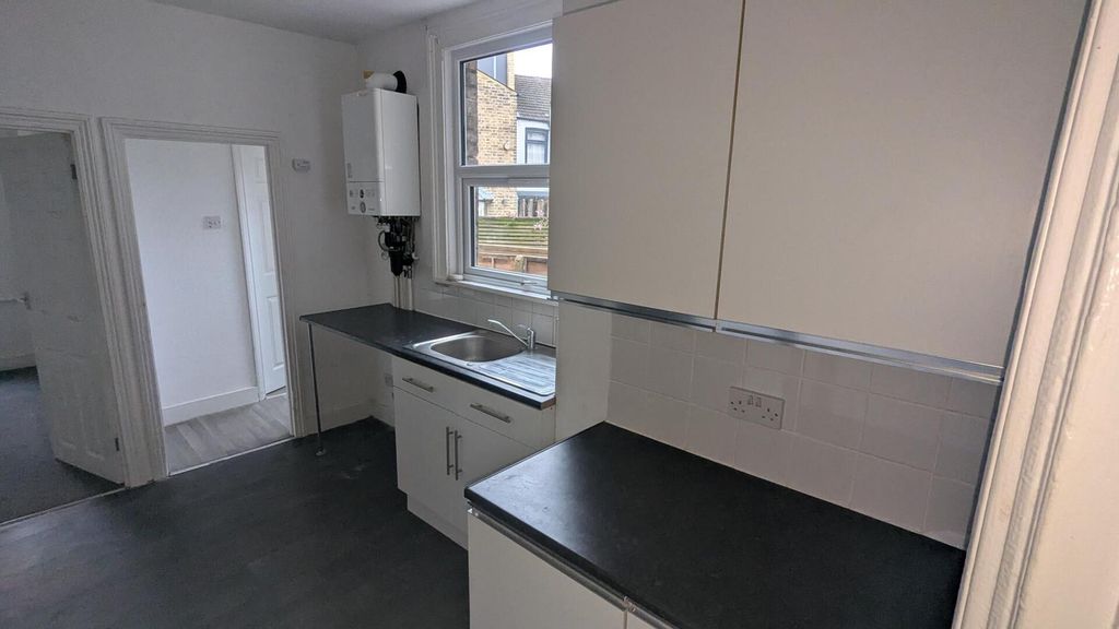 Property photo 3 of 8 Kitchen