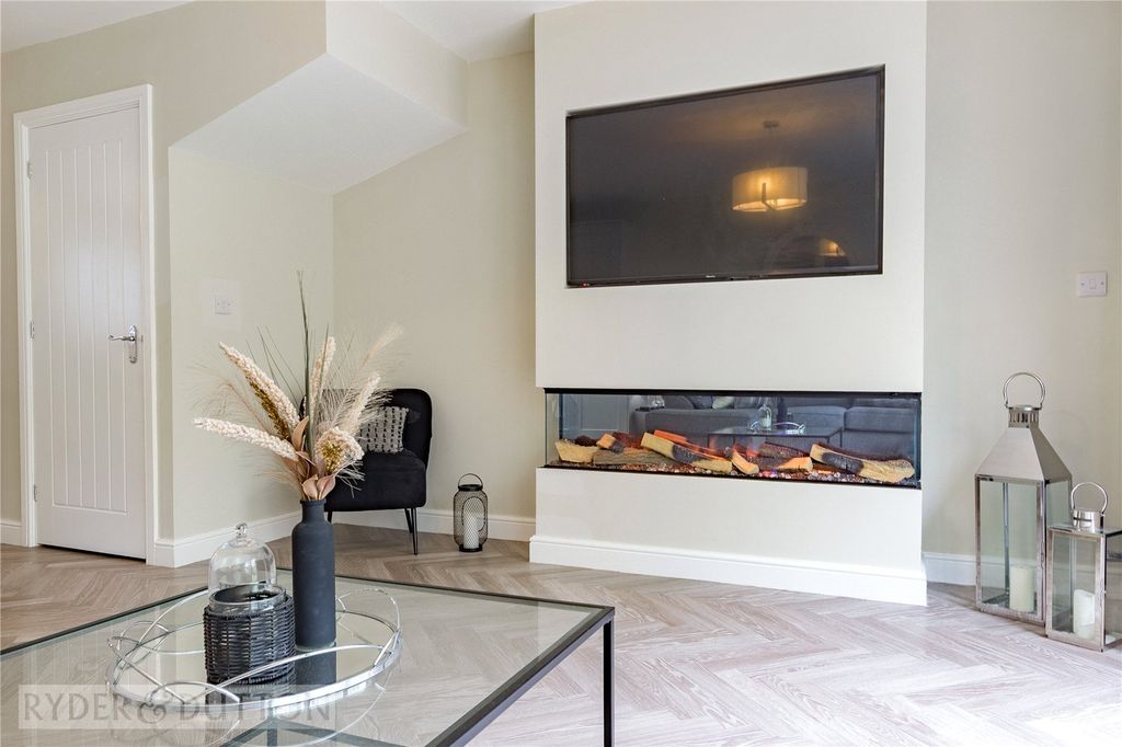 Property photo 3 of 24 Lounge