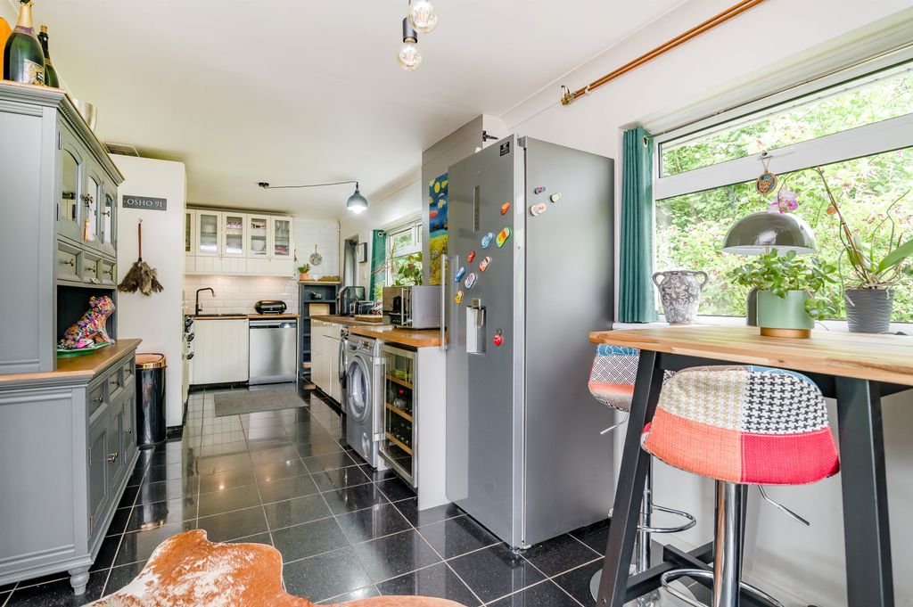 Property photo 2 of 32