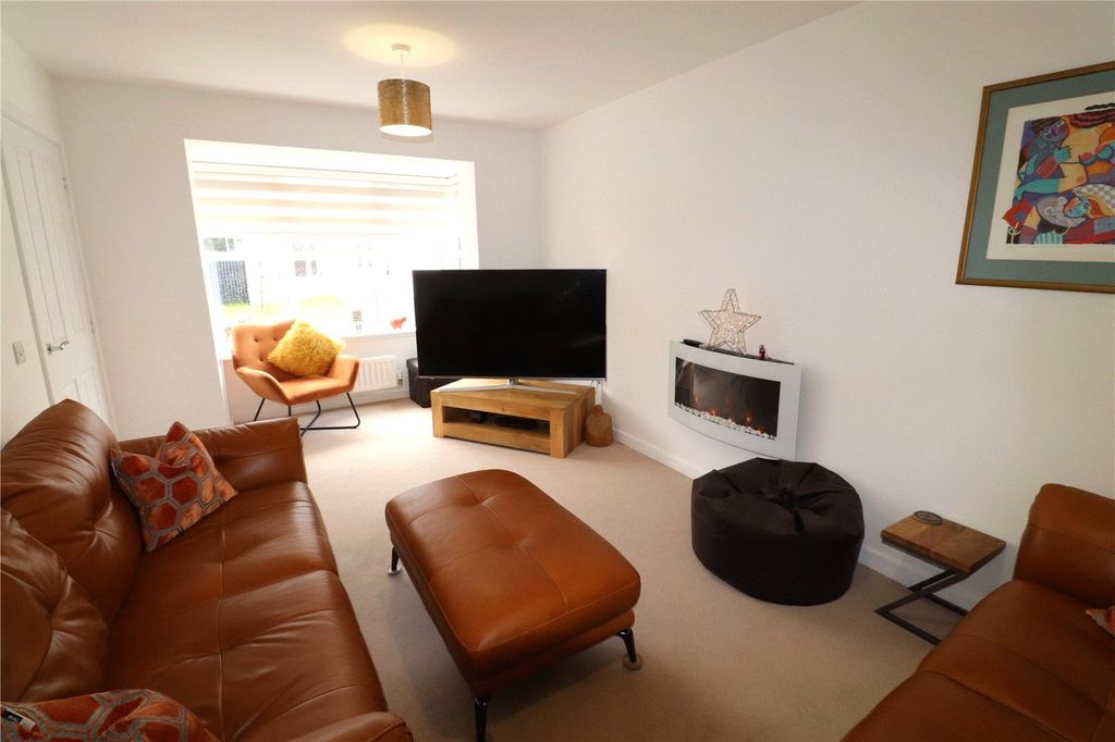 Property photo 3 of 34 Lounge