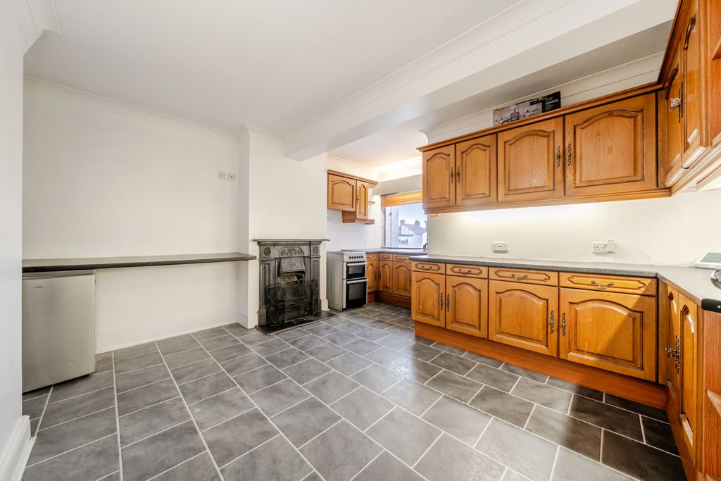 Property photo 3 of 11 1538848-10-6Adb72...