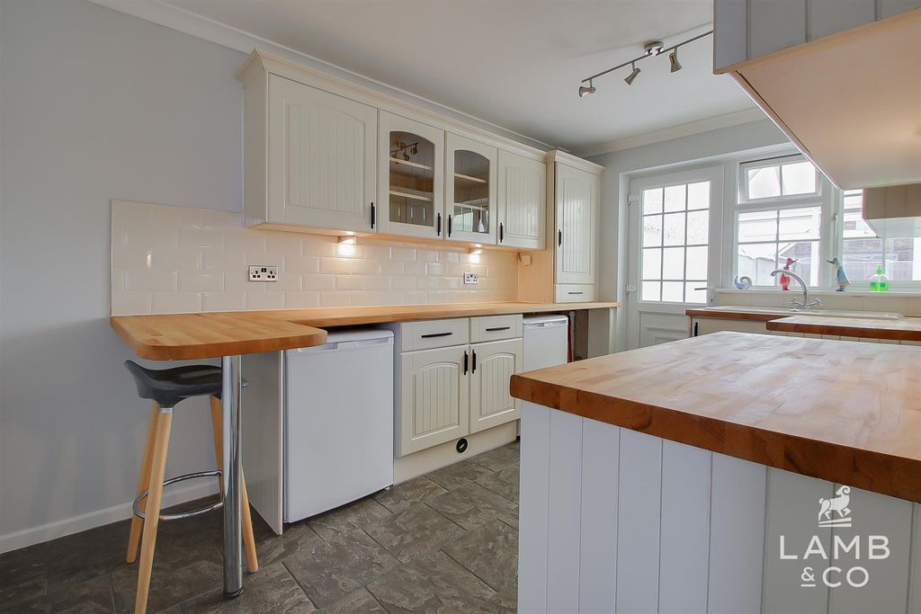 Property photo 3 of 17 Kitchen
