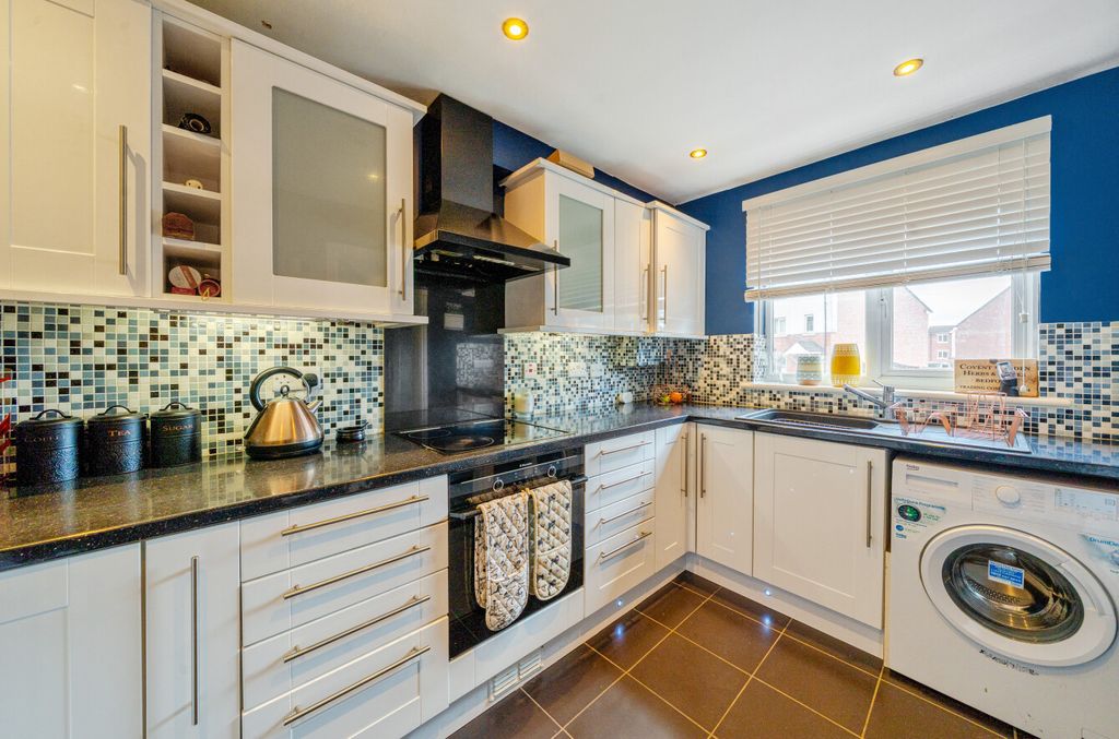 Property photo 3 of 17 1315831-16-686Bd1...
