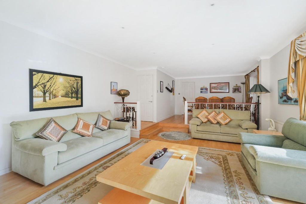 Property photo 3 of 26 Longdown Lane North