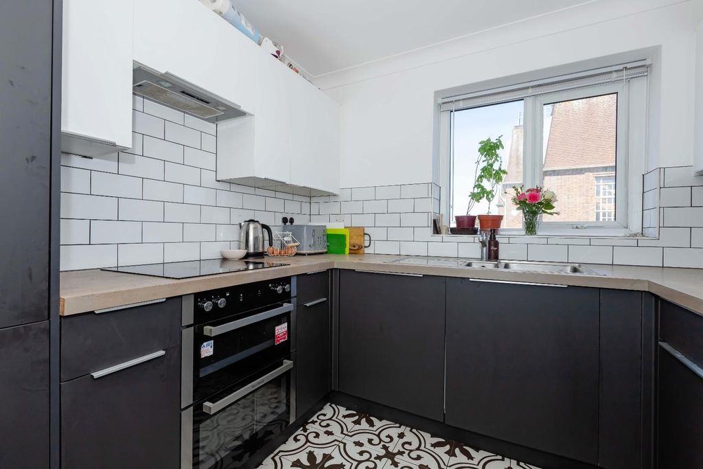 Property photo 2 of 14 Swanborough Court_2.Jpg