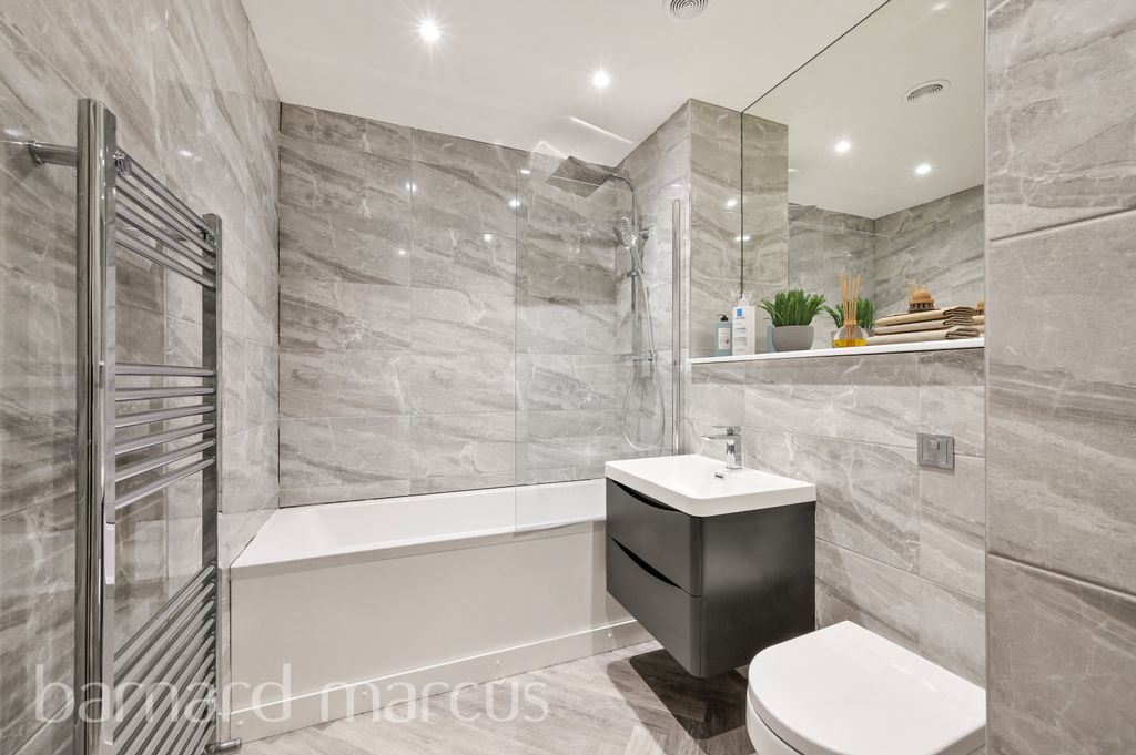 Property photo 2 of 8 Bathroom