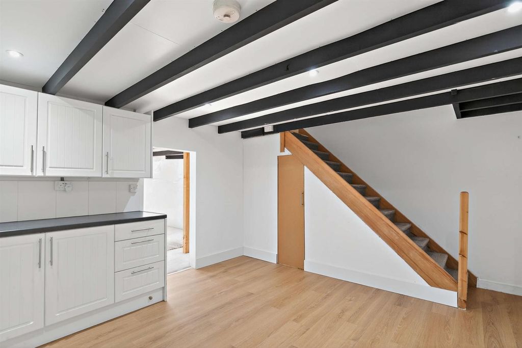 Property photo 3 of 17 8687475-Interior16-800.Jpg