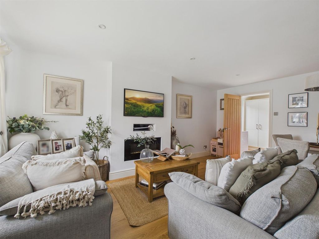 Property photo 3 of 14 Cam03972G0-Pr0138-Still015.Jpg