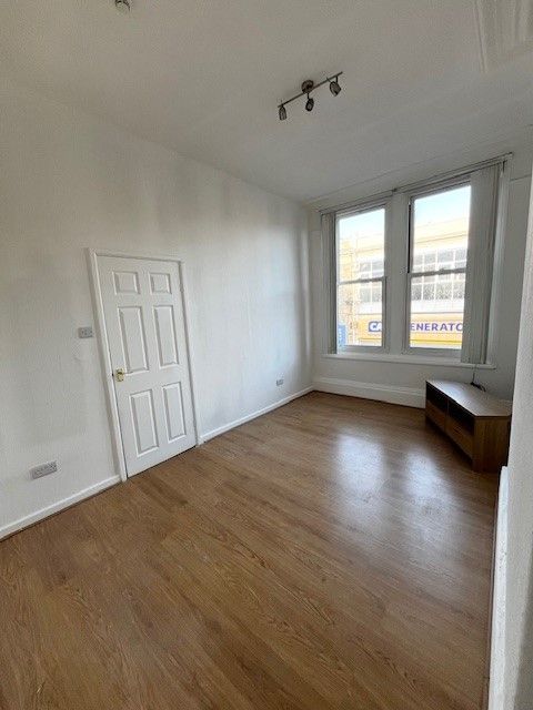 Property photo 3 of 8 Lounge