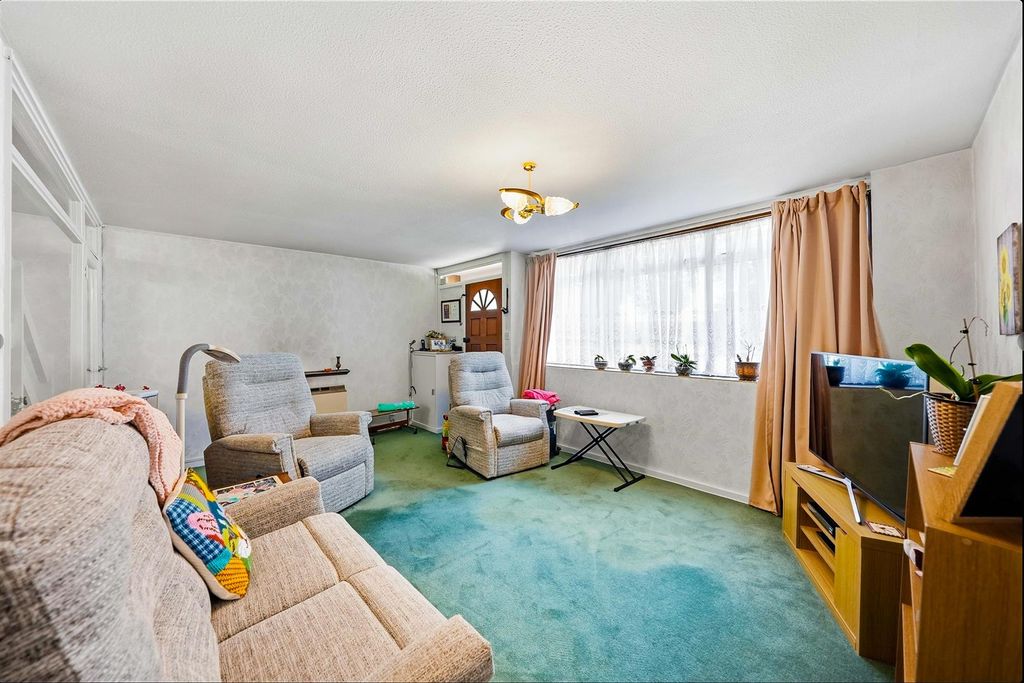 Property photo 3 of 17 Lounge