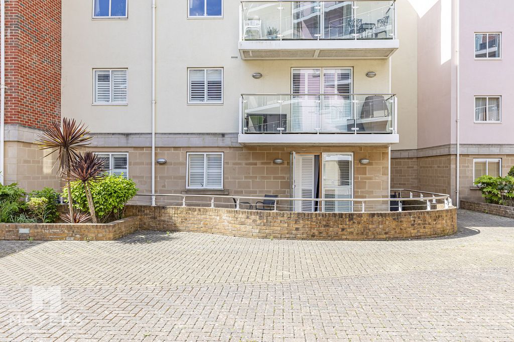 Property photo 2 of 21