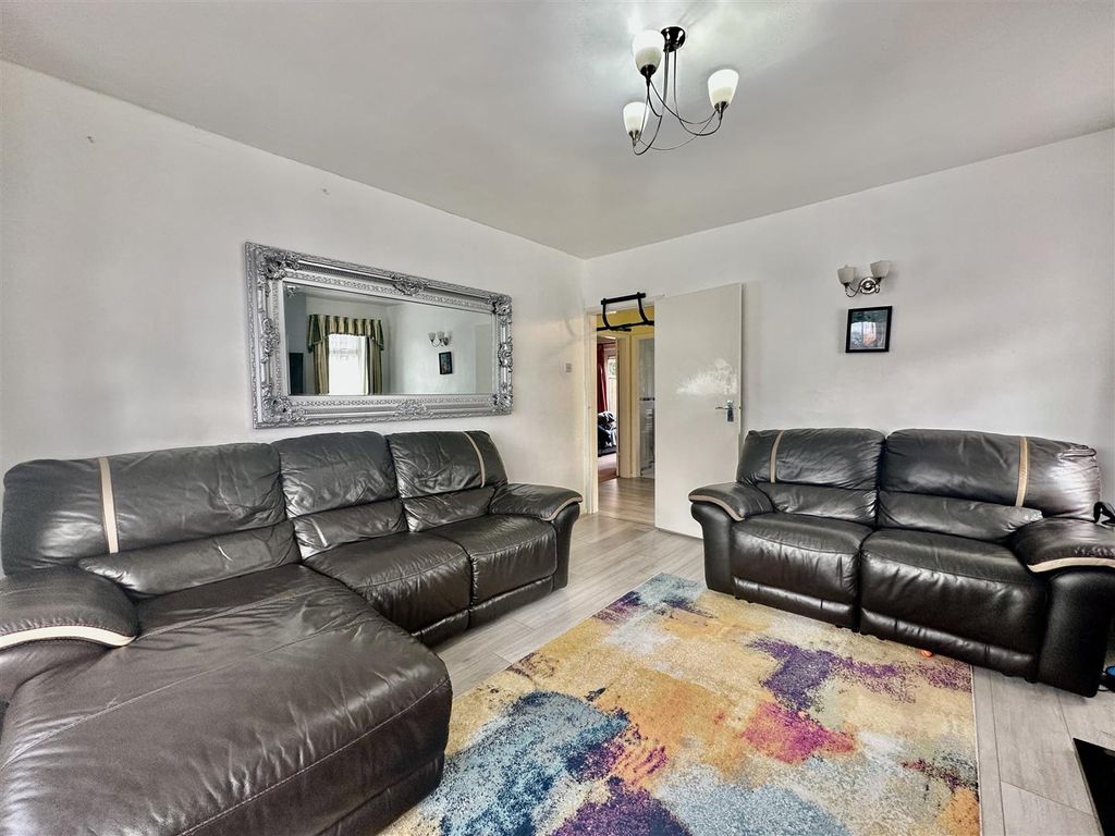 Property photo 2 of 10 Lounge