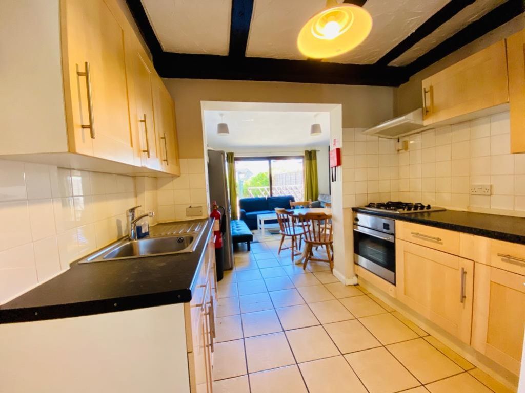 Property photo 3 of 8 Kitchen